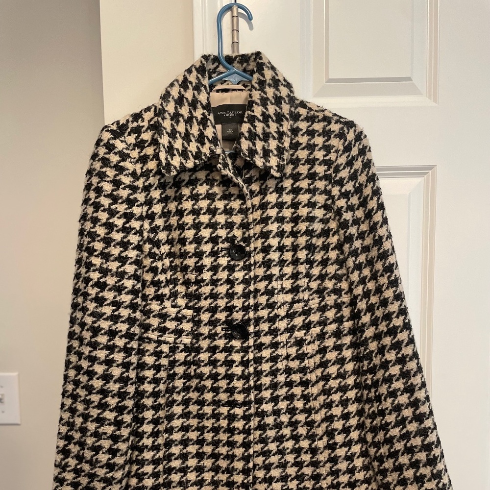 Beautiful houndstooth Ann Taylor wool blend winter coat